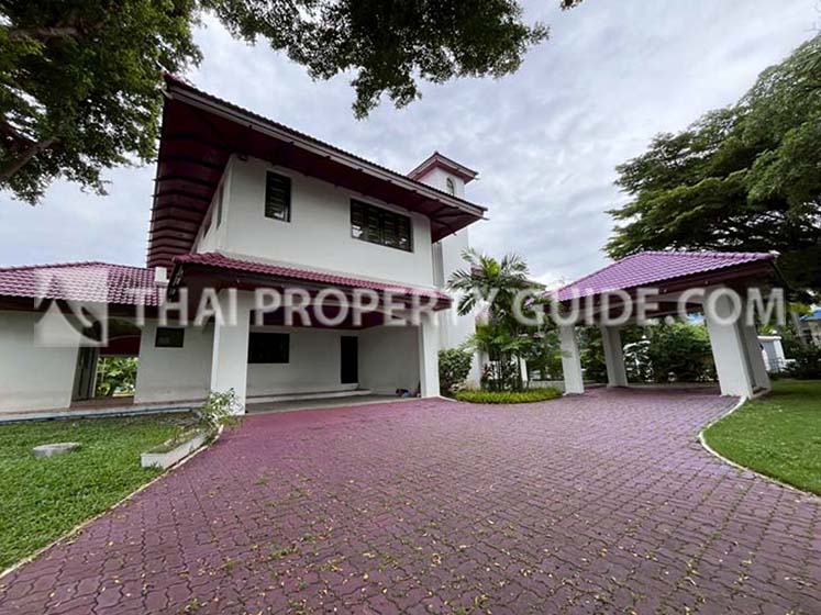 House with Shared Pool for rent in Bangnatrad